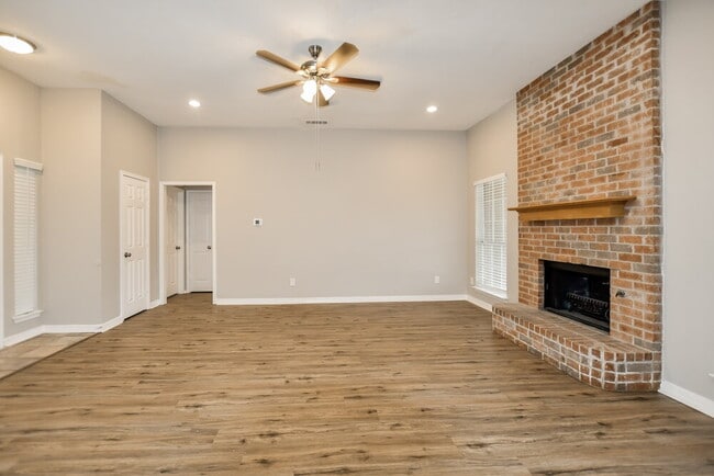 Photo - 105 Princeton Cir