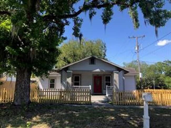 Building Photo - 2 Bedroom / 2 Bath Bungalow in Sanford's Historic District!