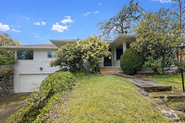 Building Photo - Charming 4 Bedroom Home with Fully Fenced Backyard!