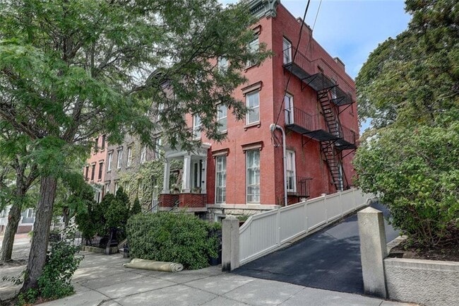 Building Photo - 102 Bowen St Unit 3 Rental