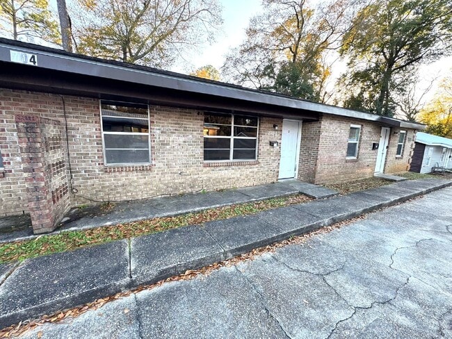 Building Photo - Duplex for rent in Dothan, AL. This 1 bedr... Unit A3