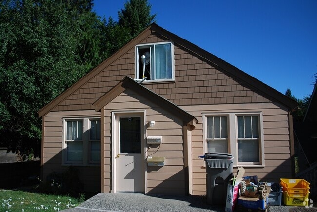 Building Photo - 1120 NE Shaw St Unit 2 Rental
