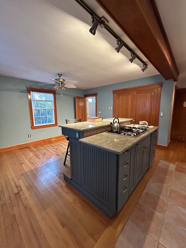 Photo - 50 Broadcommon Rd