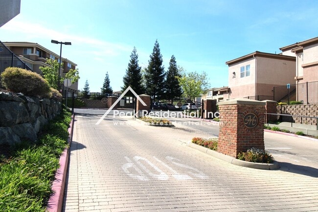 Building Photo - Wonderful 2bd/2ba Folsom Condo with 1 Car Garage!