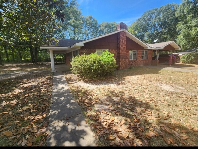 Large 3 Bed 2 Bath Brick Home - Large 3 Bed 2 Bath Brick Home