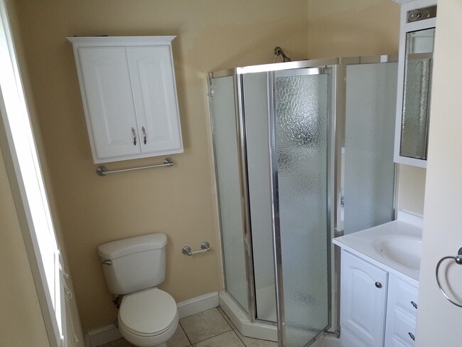 Private Bath - View 2 - 5006 Cherokee St