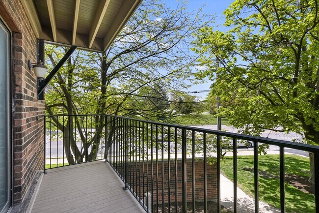 Building Photo - 1627 N Windsor Dr Unit 3