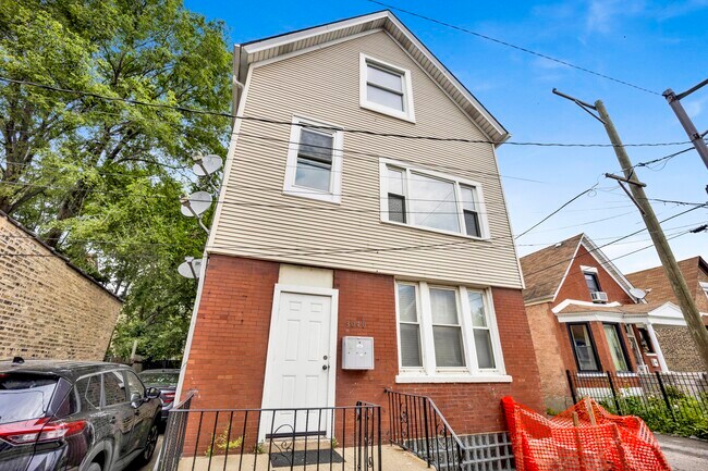 Photo - 3040 W Medill Ave Apartments Unit 3