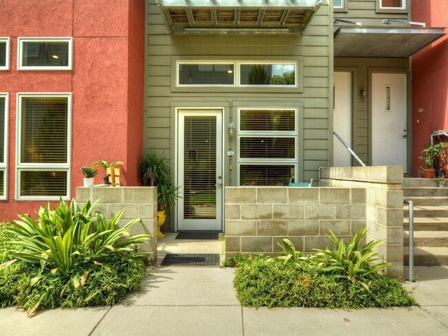 Building Photo - 1601 E 5th St. Unit 112