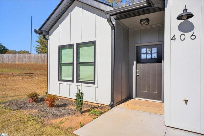 Photo - 404 Fairfield St