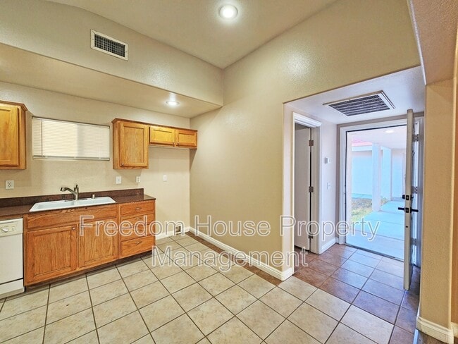 Photo - 1991 Sycamore Ave