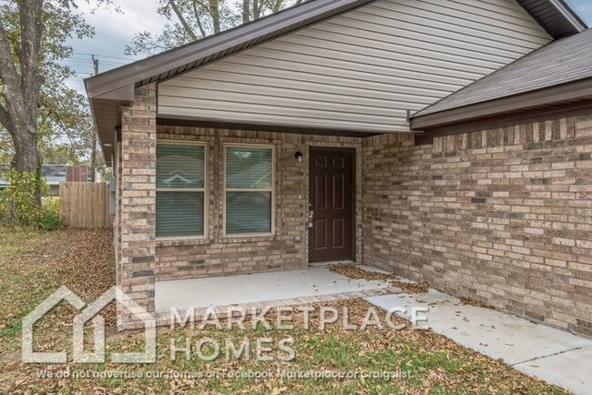 Photo - 2102 Moss St