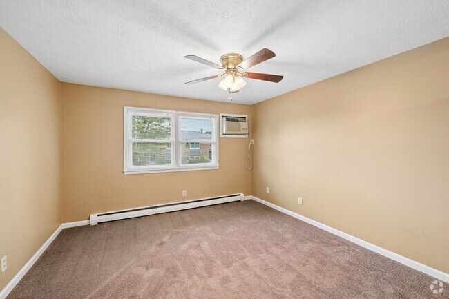 1BR, 1BA - 525SF - Living Room/ Dining Room