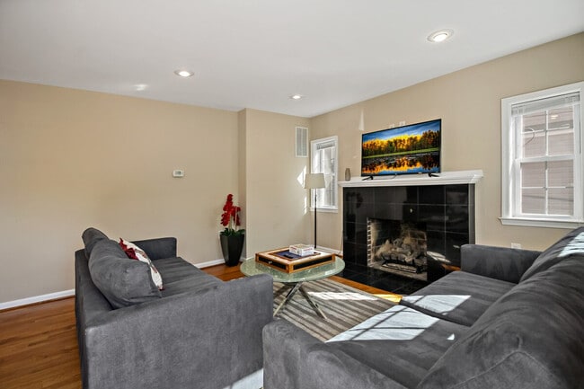 Photo - 808 W Broad St Unit ID1395516P