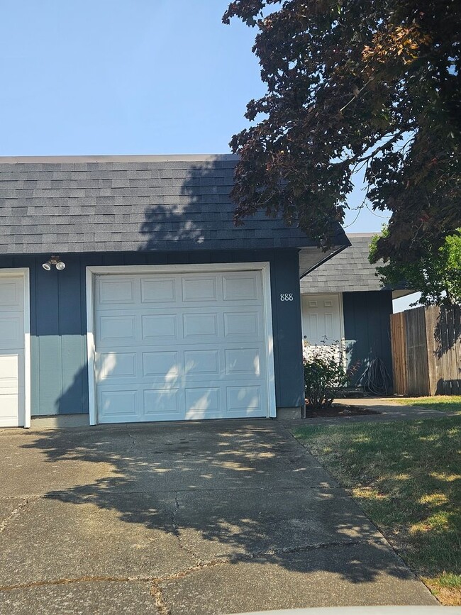 Building Photo - Refurbished and upgraded Rental