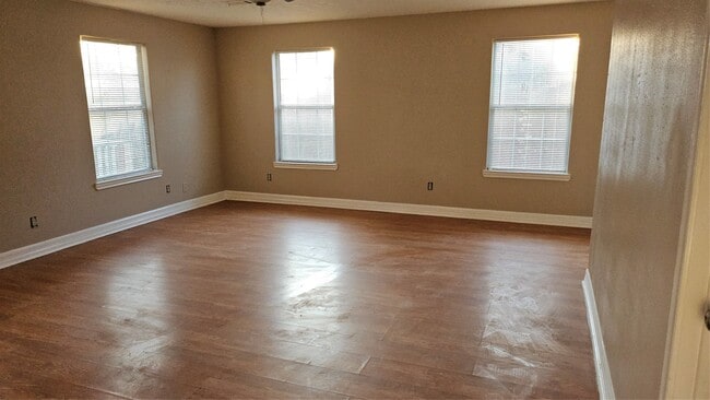 Photo - 4714 Sharon St