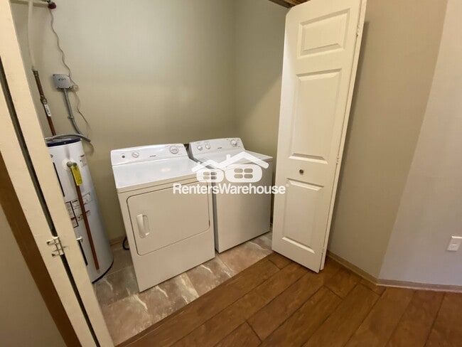 Photo - 2000 Meadow Ct