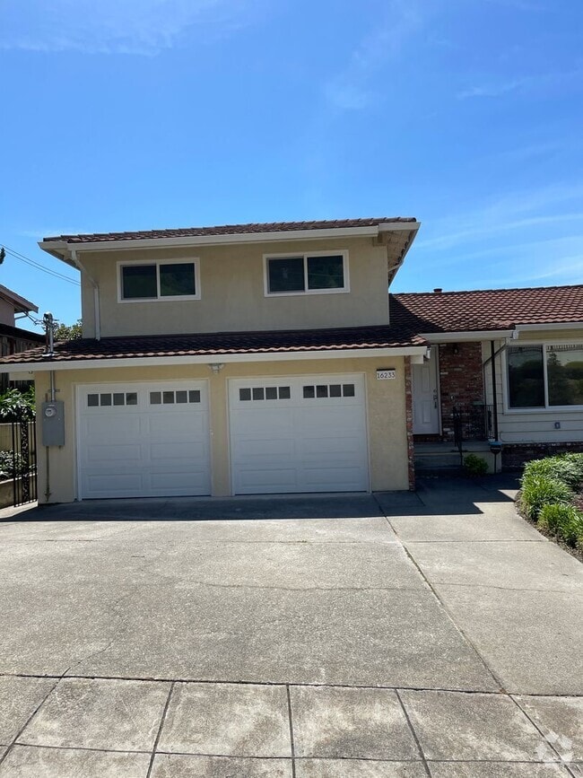 Building Photo - Newly Renovated 4 Bedroom Home with Views