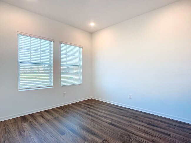 Photo - Pet Friendly Spacious 5BR Home with Loft & Covered Lanai in Hampton Oaks!