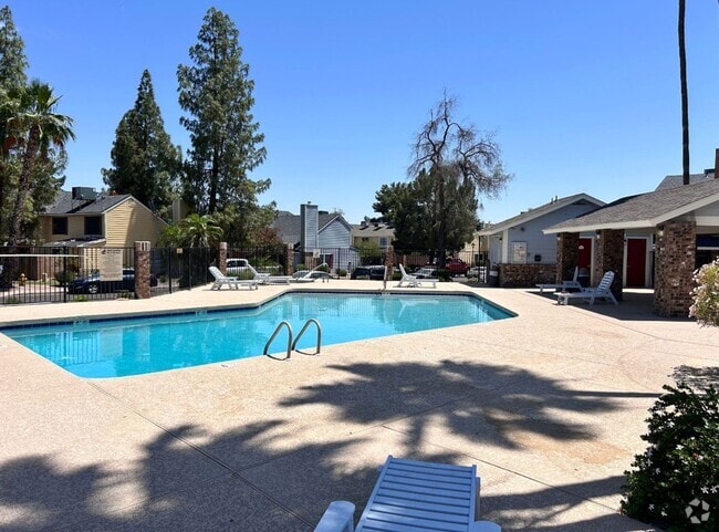 Building Photo - 2 Bed / 2.5 Bath Townhouse in Phoenix!
