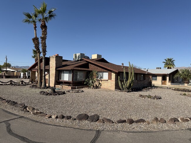 Building Photo - 1044 Paradise Dr