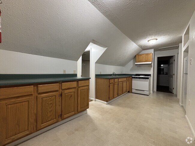 Building Photo - 53 N Elm St Unit 53 North Elm St Rental