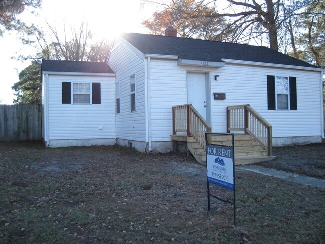 Building Photo - Home centrally located