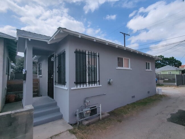 Building Photo - 4215-4217 S Budlong Ave Unit 4215