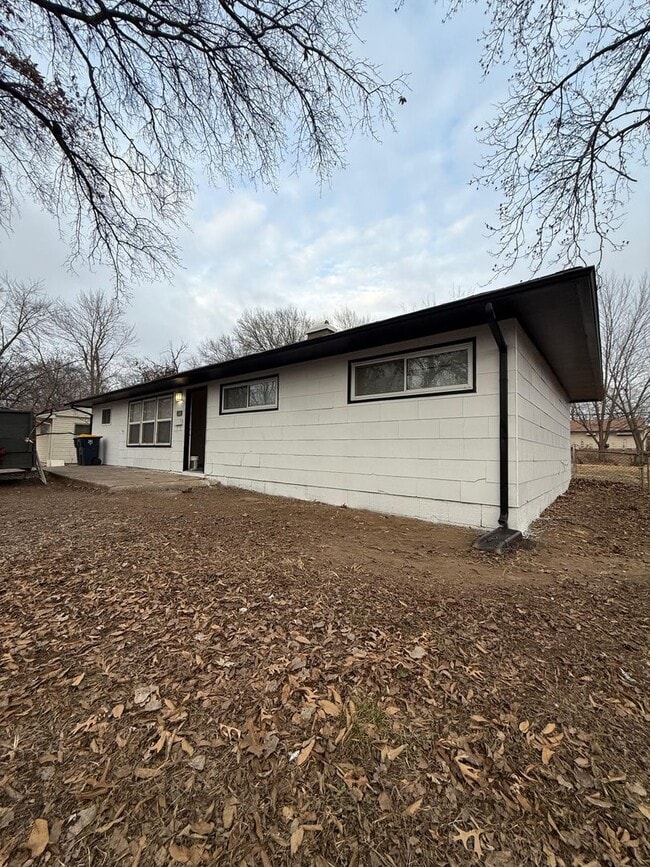 Building Photo - 4 bed 1 Bath