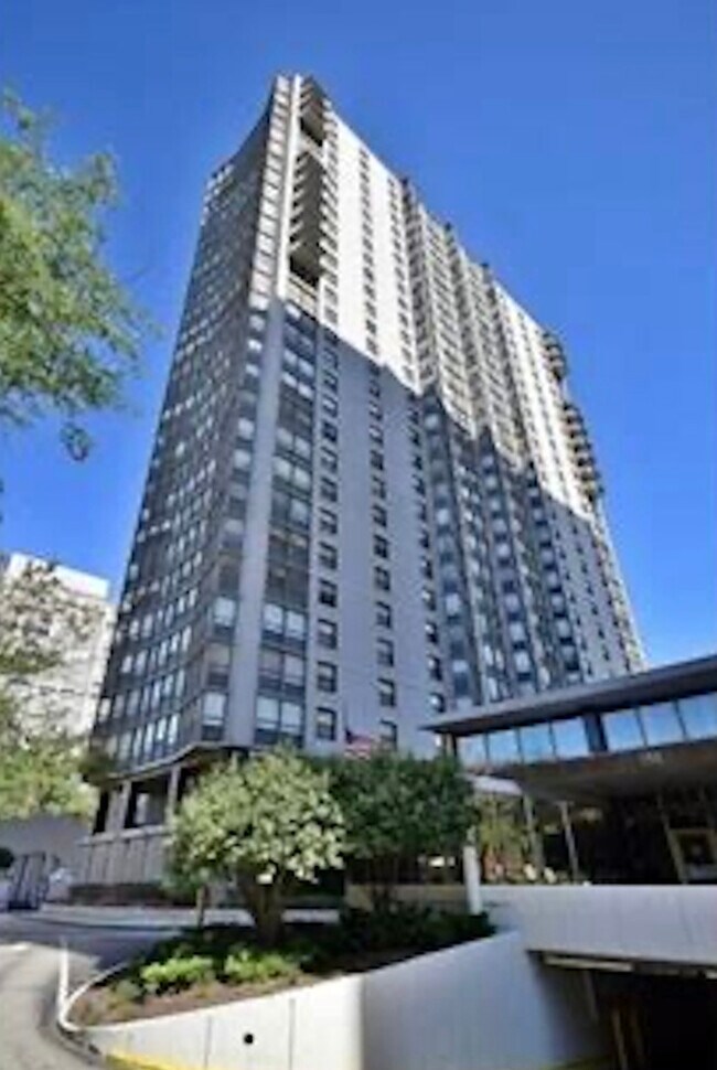 Building Photo - 5701 N Sheridan Rd Unit 7B Rental