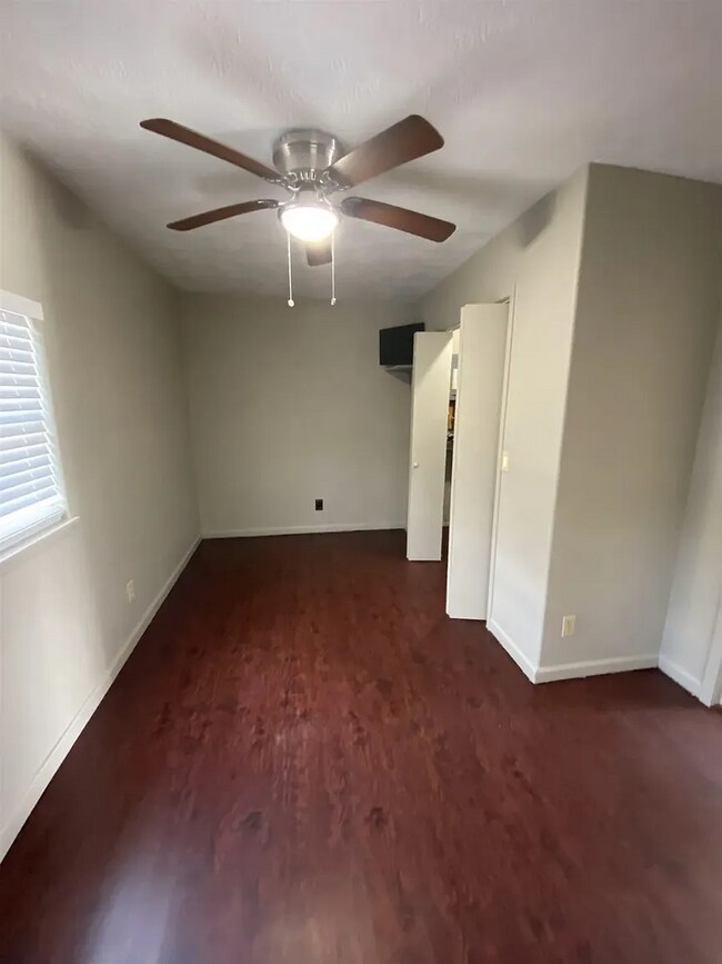 Photo - 2795 Dennis St