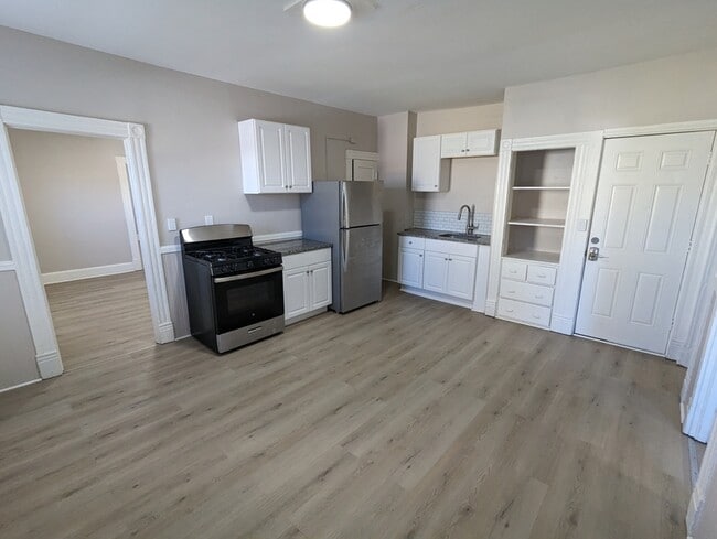 Building Photo - 242 S High St Rental
