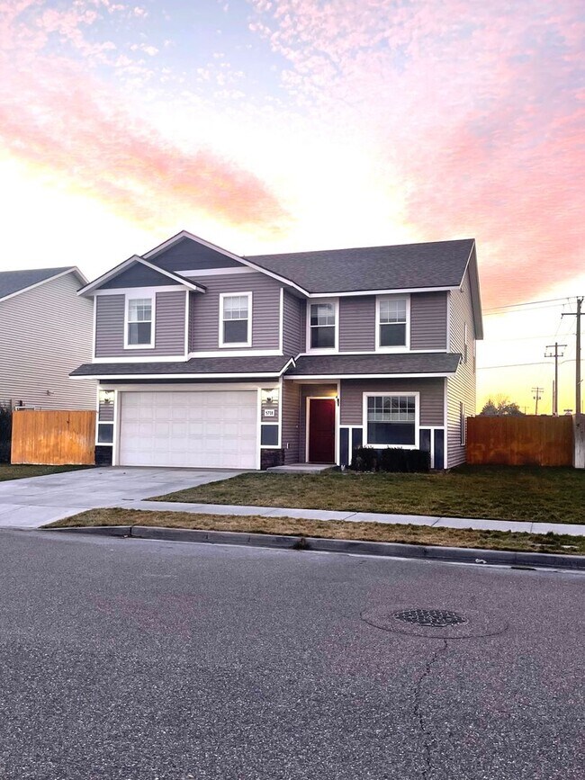 Photo - Charming Very Spacious 2-Story Home for Rent in Pasco, WA – Ideal Location Off Road 68!