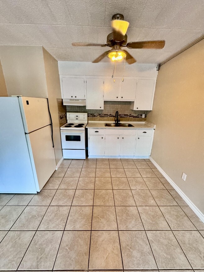 Building Photo - 360 Tecumseh Rd W Unit 203