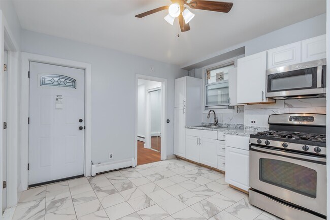 Photo - 25 W 10th St