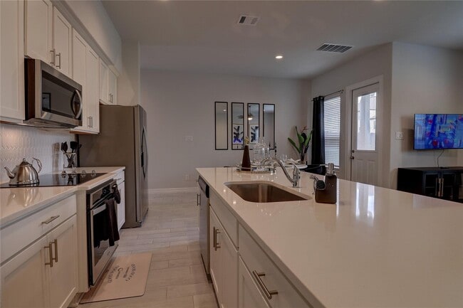 Building Photo - 11002 Cres Light Way