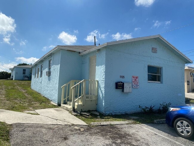 Building Photo - 1125 W 28th St Unit A FRONT SINGLE FAMILY HOUSE