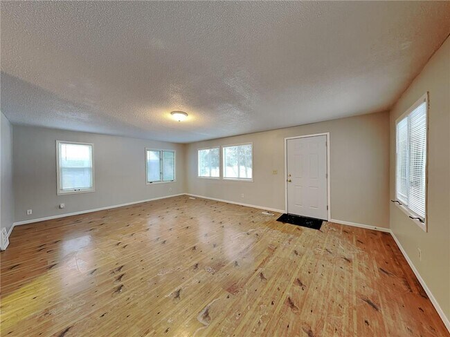 Photo - 1856 Clear Ave E