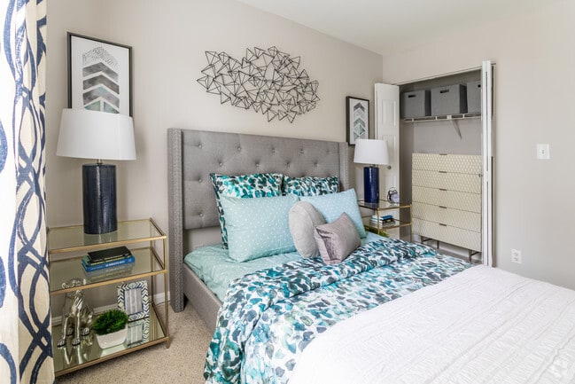 2 BR, 1 BA - 903 SF