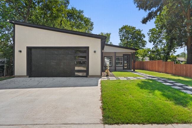 Building Photo - 2514 Carpenter Ave