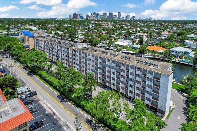 Building Photo - 1731 SE 15th St Unit 603