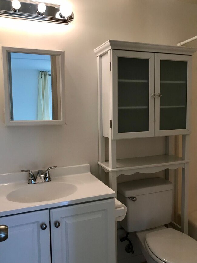 Photo - 2/2/1 with Den/3rd Bedroom (Elec, Water, Sewer, Hot Water, Gas Included in Rent!) Unit 604