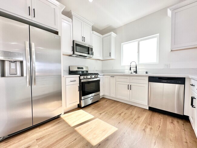 Photo - 2837 Bronson Ave Unidad 8A