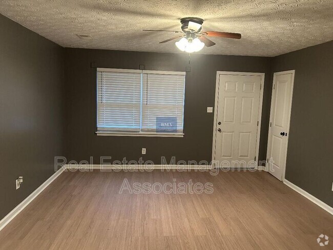 Building Photo - 121 Hill Pine Trail Unit Apt A
