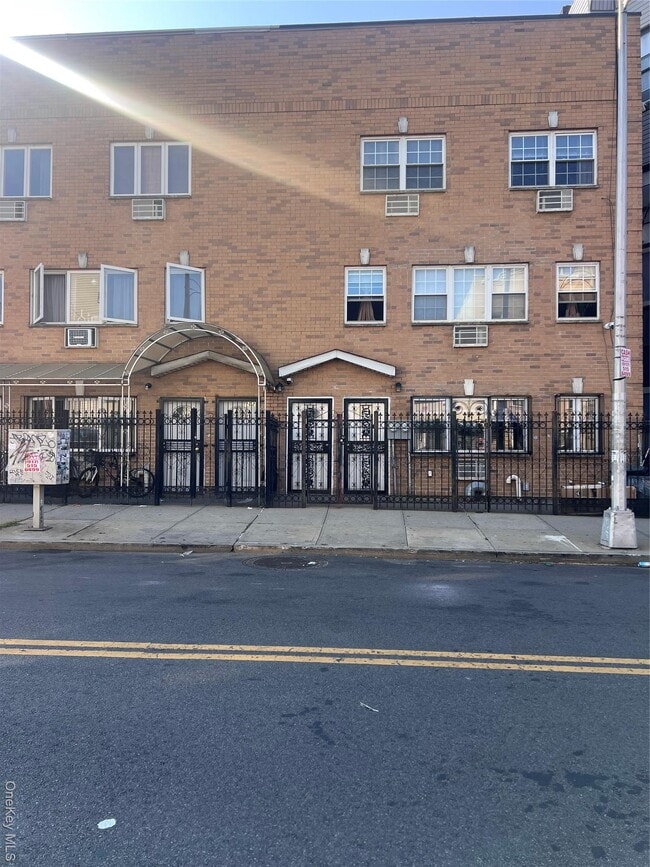 Building Photo - 1031 Halsey St