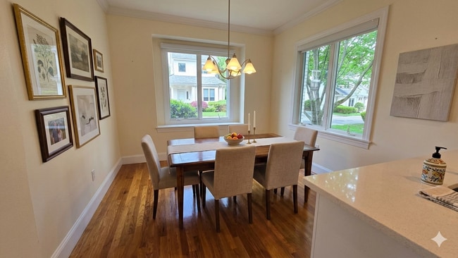 Photo - 910 W Roxbury Pkwy