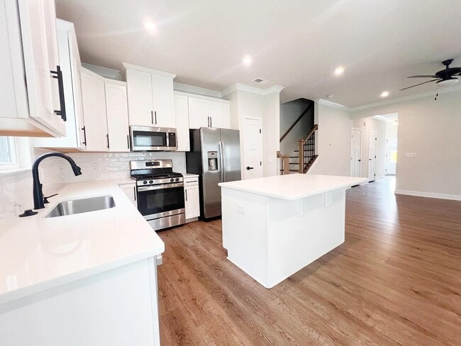 Photo - 44 Connaught Ct