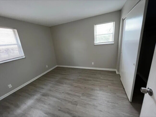 Spacious 2BD near downtown Columbus with parking, W/D hookups & secured access. Updated kitchen, ...