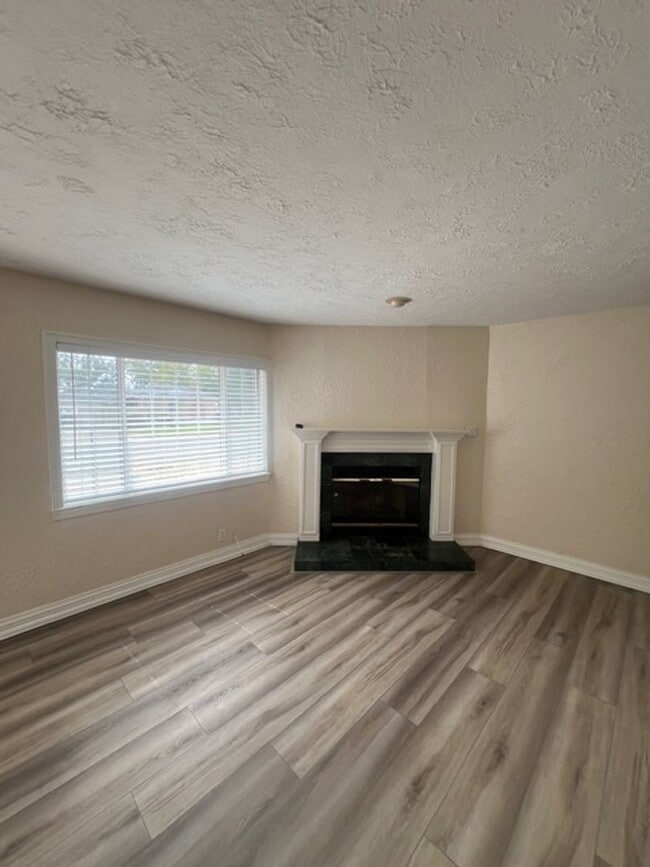 Photo - Beautiful 2 Bed and 1 Bath Home with 1 Car Garage Rent $1,995.00