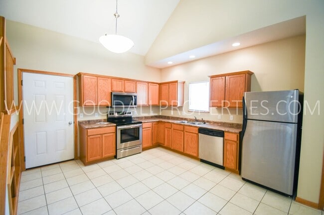 Photo - 3 Bedroom 2.5 Bathroom end unit home in Urbandale!!!